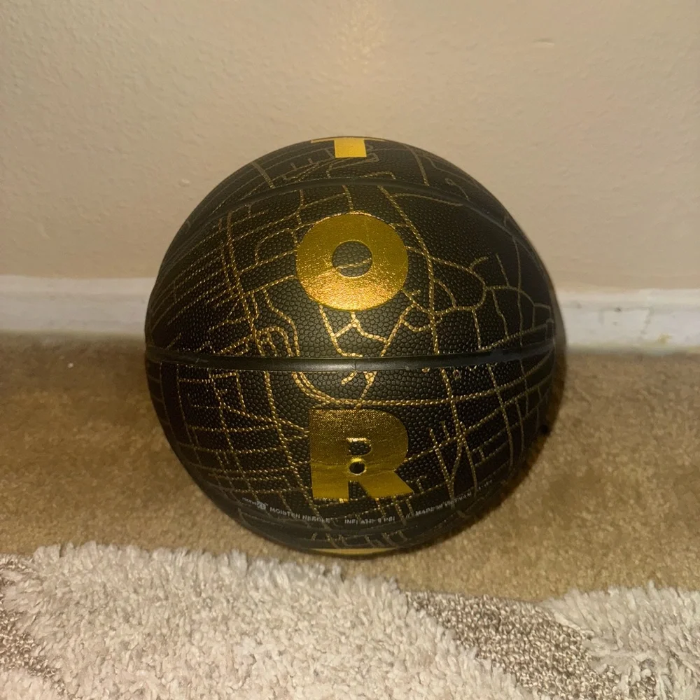 Toronto Edition Collector's Basketball Round21 - Picture 2 of 9